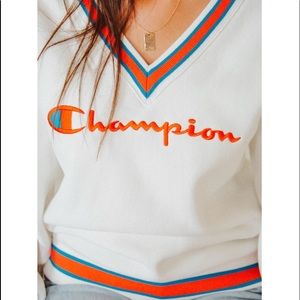CHAMPION OVERSIZED V NECK SWEATSHIRT Large UO